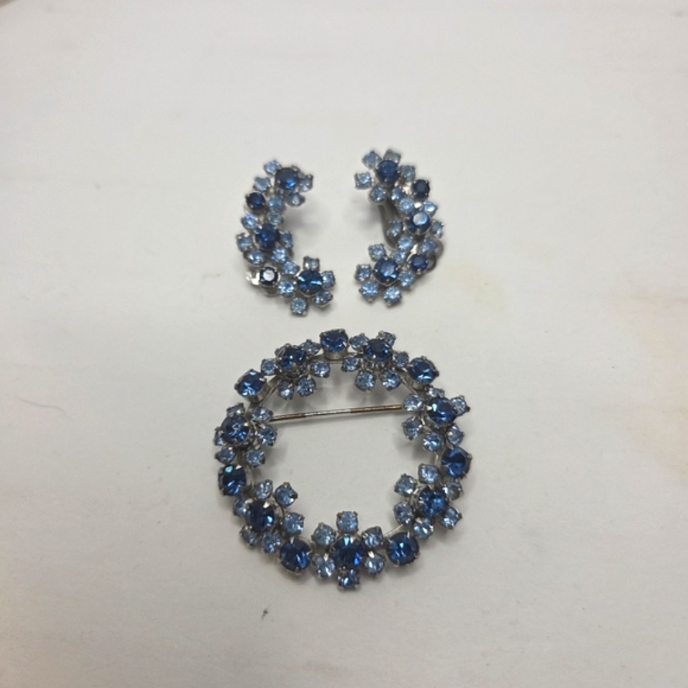 vintage weiss NY albert weiss brooch clip earring set prong set blue rhinestone